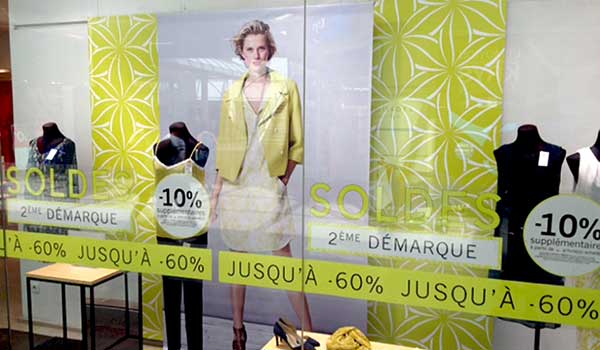 adhésif sur vitrine